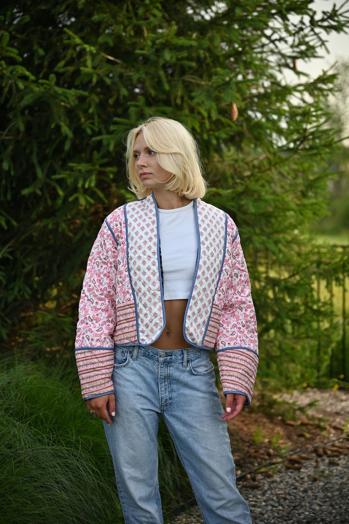 Lightweight women's jacket with tailored fit and chic everyday style